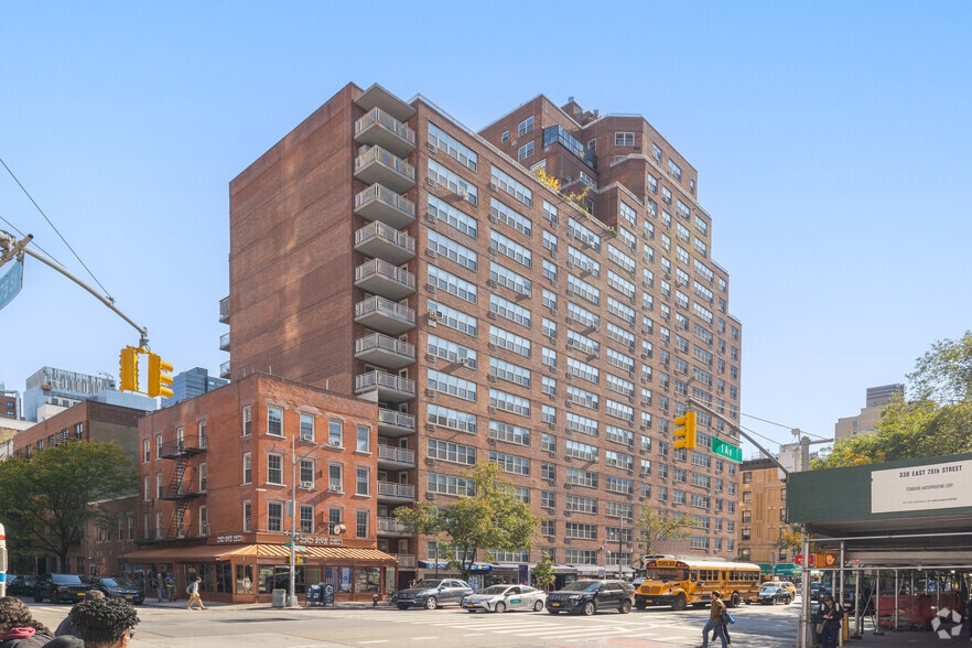 401 E 74th St, New York, NY à louer - Photo de l’immeuble – Image 2 sur 21