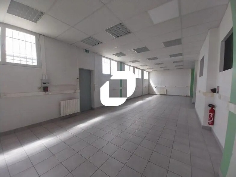 Local commercial dans Le Mesnil-Saint-Denis à vendre - Photo intérieure – Image 2 sur 12