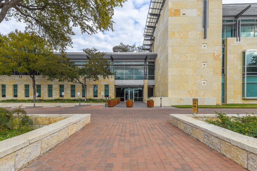 200 E Basse Rd, San Antonio, TX à louer - Photo de l’immeuble – Image 2 sur 17