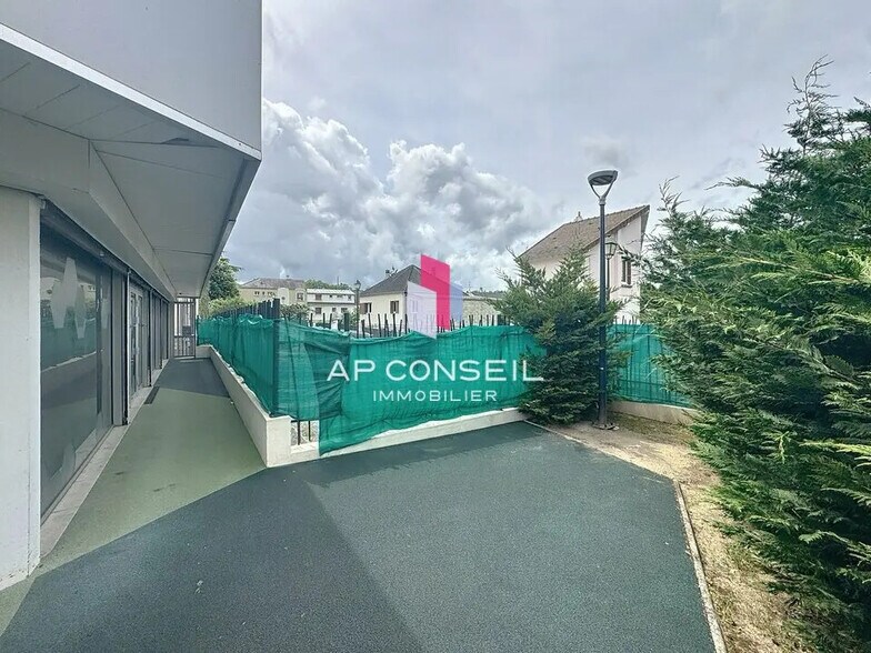 Local commercial dans Saint-Germain-en-Laye à vendre - Photo de l’immeuble – Image 1 sur 12