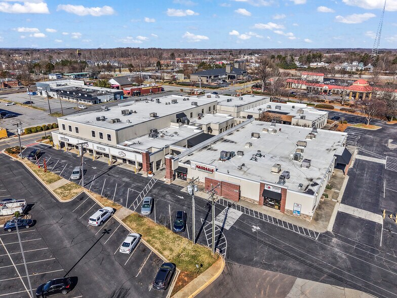 6000 Market Square Ct, Clemmons, NC à louer - Photo de l’immeuble – Image 2 sur 9