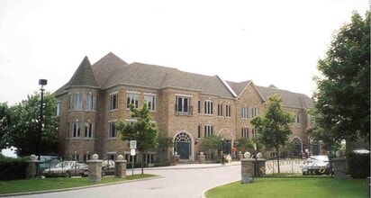 410-420 N Service Rd E, Oakville, ON à louer Photo de l’immeuble– Image 1 sur 11