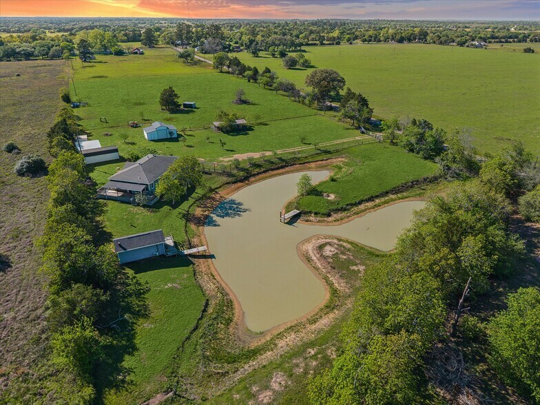 10347 Pless Rd, Cat Spring, TX à vendre - Photo de l’immeuble – Image 2 sur 41