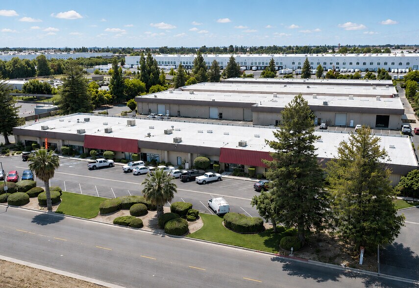 105 W Dakota Ave, Clovis, CA à louer - Photo de l’immeuble – Image 1 sur 7