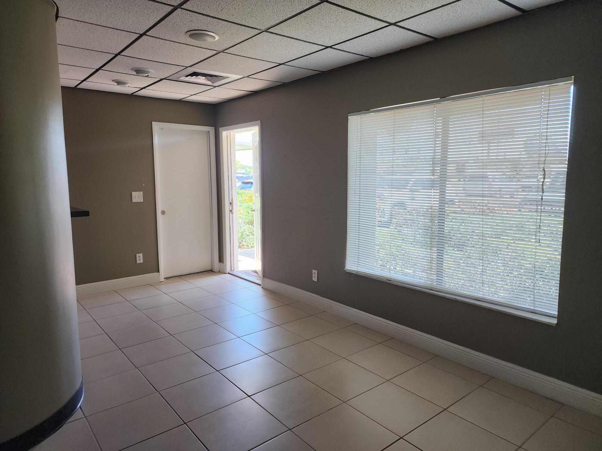 7850 Ulmerton Rd, Largo, FL à louer Hall d’entrée– Image 1 sur 3