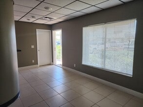 7850 Ulmerton Rd, Largo, FL à louer Hall d’entrée– Image 1 sur 3
