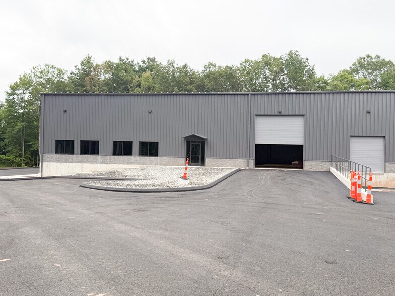 135 Business Drive park, Bristol, CT à louer - Photo de l’immeuble – Image 3 sur 17
