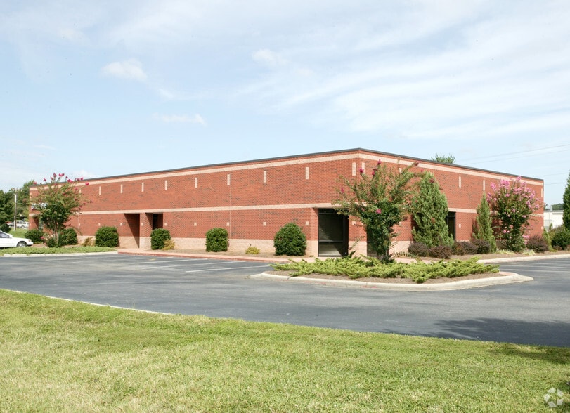 2540 Viceroy Dr, Winston-Salem, NC à louer - Photo de l’immeuble – Image 2 sur 6