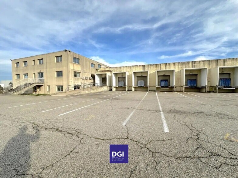 Local d’activités dans Roquemaure à louer - Photo de l’immeuble – Image 1 sur 9