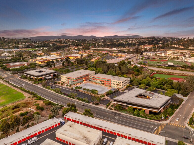 380 Stevens Ave, Solana Beach, CA à louer - Photo de l’immeuble – Image 2 sur 11