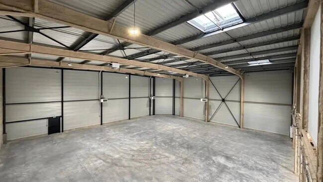 Plus de détails pour 22 Avenue Roger Hennequin, Trappes - Local d'activités à louer