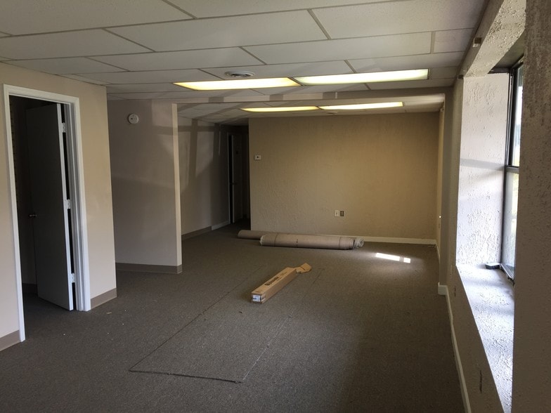 1401 Southside Dr, Salem, VA à louer - Hall d’entrée – Image 3 sur 9
