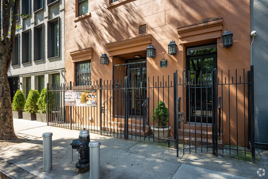 424 W 49th St, New York, NY à louer - Photo de l’immeuble – Image 3 sur 15
