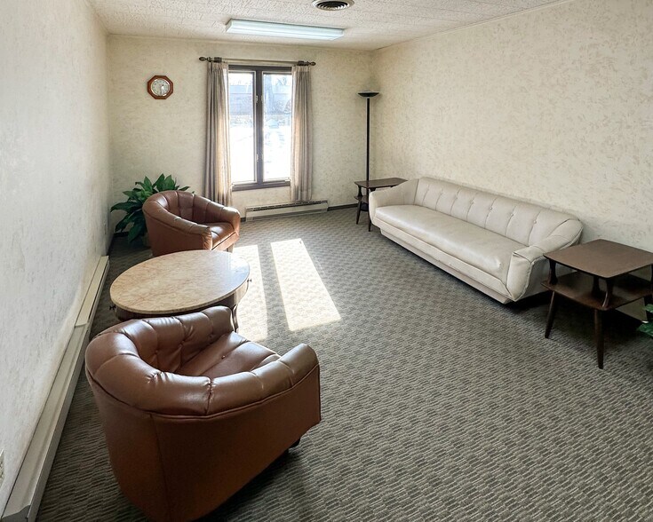 511 N Wayne St, Angola, IN à vendre - Photo de l’immeuble – Image 3 sur 5