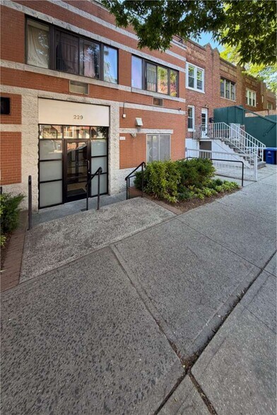 229 Parkville Ave, Brooklyn, NY à louer - Photo de l’immeuble – Image 2 sur 7