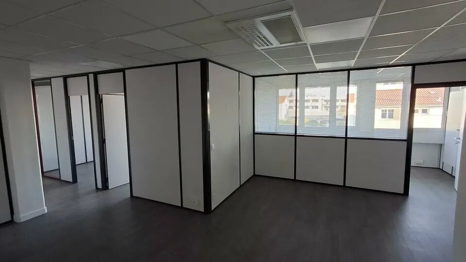 Bureau dans Bron à louer - Photo intérieure – Image 3 sur 7