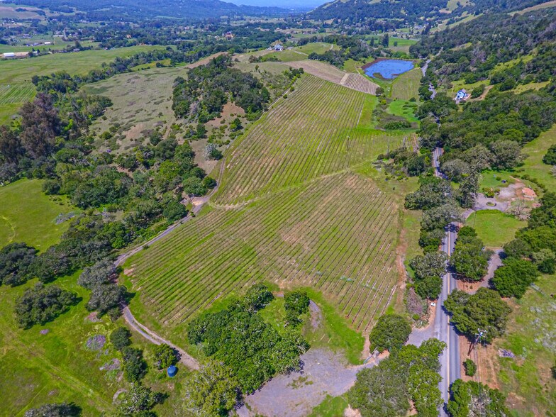 7044 Bennett Valley Rd, Santa Rosa, CA à vendre - Photo de l’immeuble – Image 1 sur 64