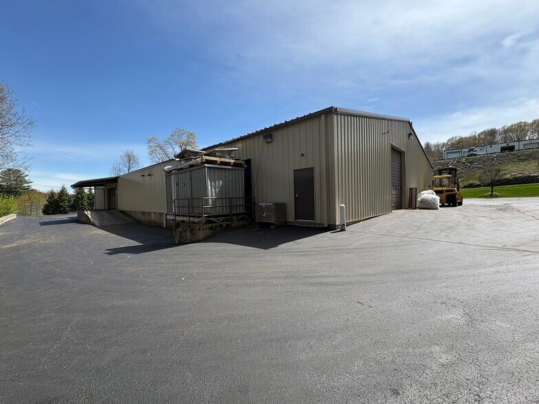 130 Industrial Dr, North Smithfield, RI à vendre - Photo de l’immeuble – Image 2 sur 24