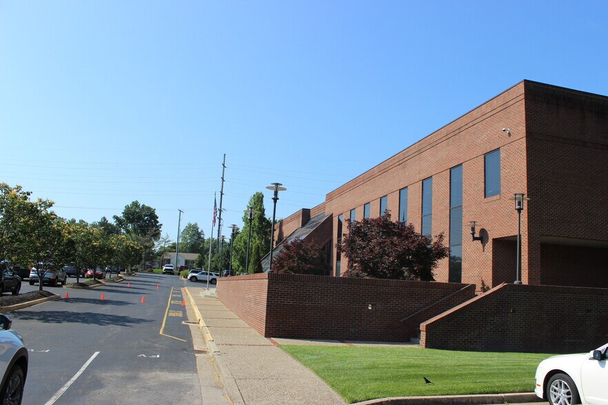 9911 Shelbyville Rd, Louisville, KY à louer - Photo de l’immeuble – Image 3 sur 65
