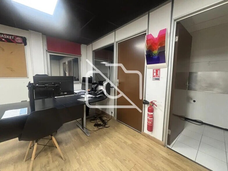 Bureau dans Buc à louer - Photo de l’immeuble – Image 3 sur 7