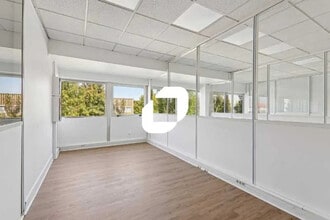 Local d'activités dans Montigny-le-Bretonneux à vendre Photo intérieure– Image 2 sur 12