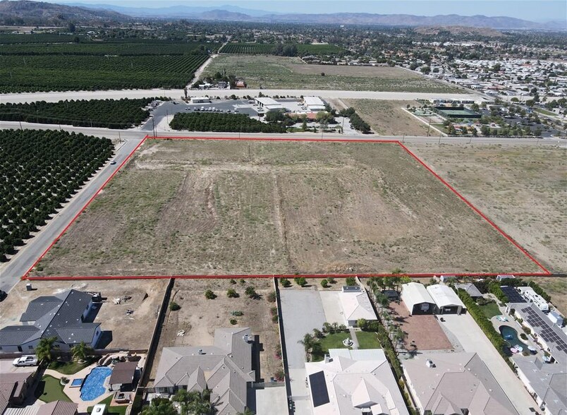 44063 Mark Ct, Hemet, CA à vendre - Photo de l’immeuble – Image 2 sur 20