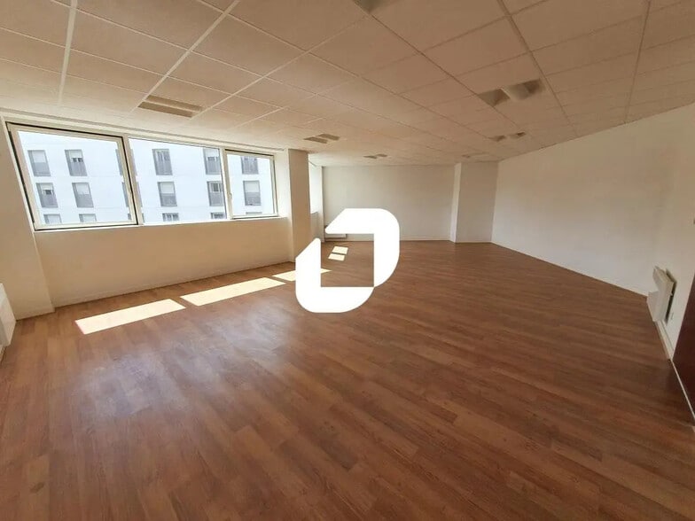 Bureau dans Torcy à vendre - Photo de l’immeuble – Image 2 sur 12