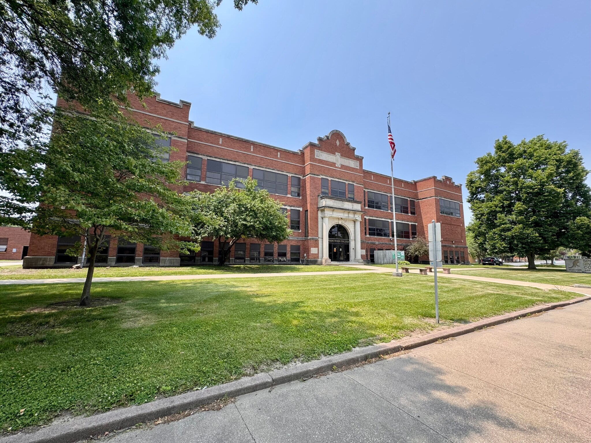 208 S Johnson St, Macomb, IL à vendre Photo principale– Image 1 sur 44