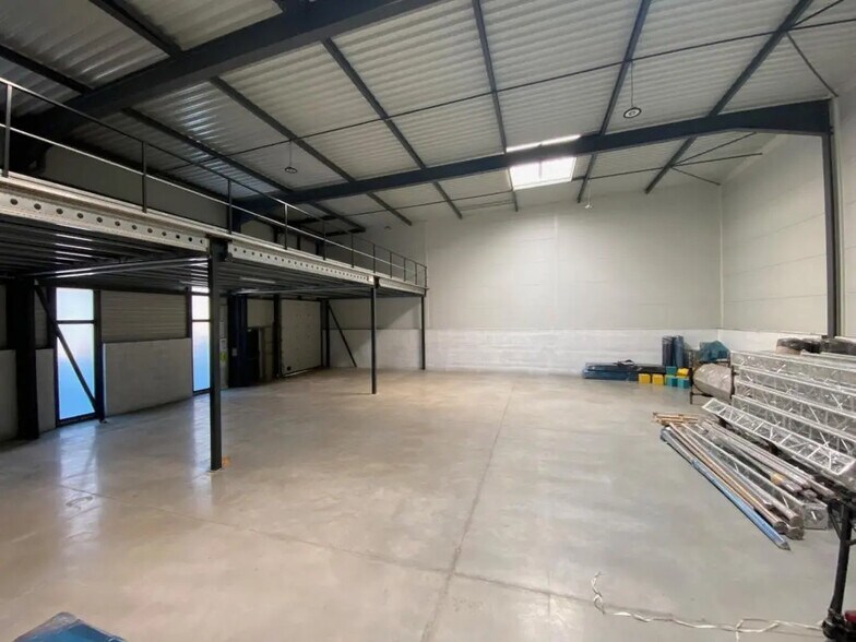 Local d'activités dans Villefontaine à vendre - Photo de l’immeuble – Image 2 sur 6