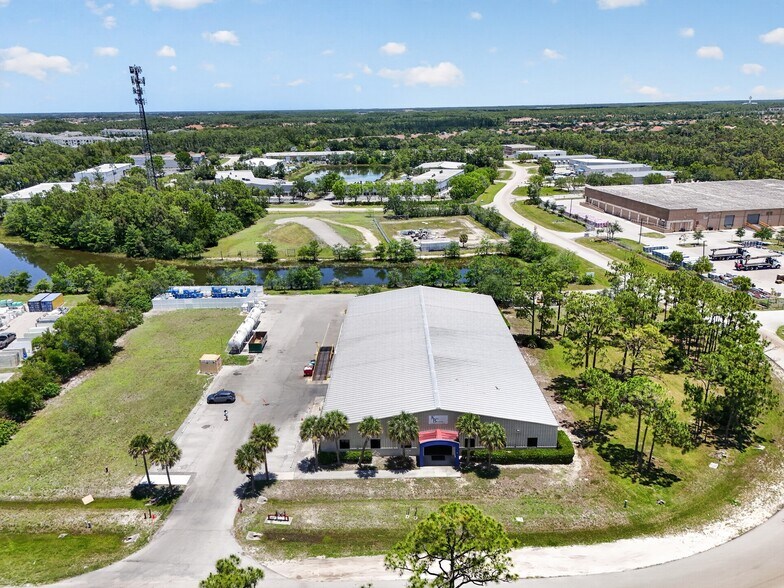 9971 Bavaria Rd, Fort Myers, FL à louer - Photo de l’immeuble – Image 2 sur 13
