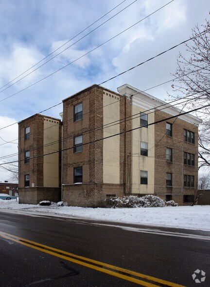 17 Rhodes Ave, Akron, OH à vendre - Photo principale – Image 1 sur 1