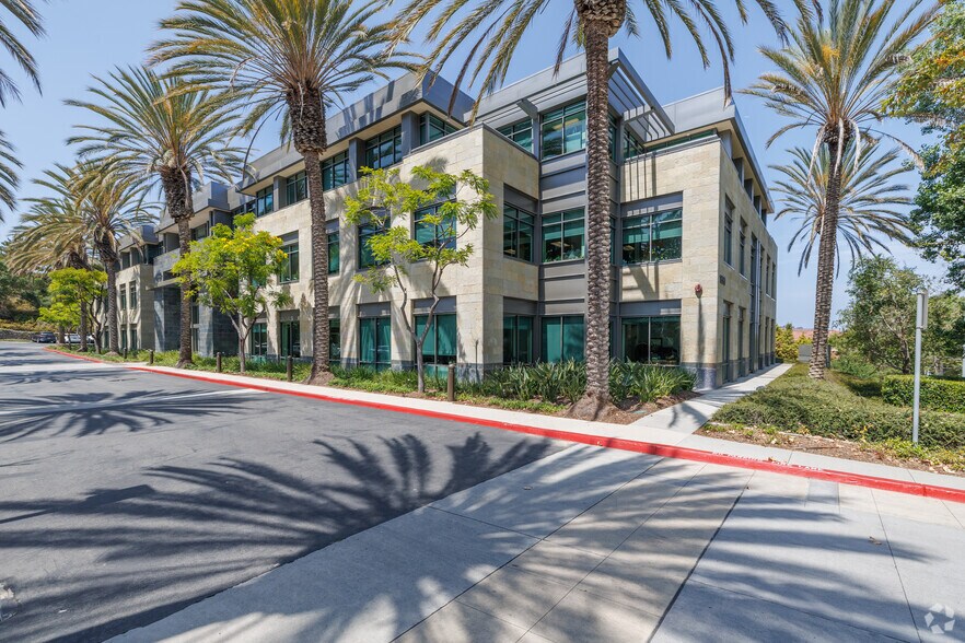 10590 W Ocean Air Dr, San Diego, CA à louer - Photo de l’immeuble – Image 2 sur 18