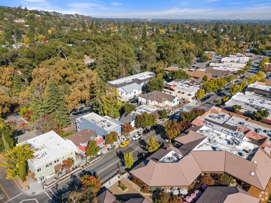 14519 Big Basin Way, Saratoga, CA à louer Aérien– Image 1 sur 5
