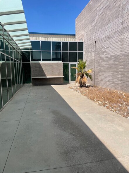 3245 S 36th St, Phoenix, AZ à louer - Photo de l’immeuble – Image 2 sur 6