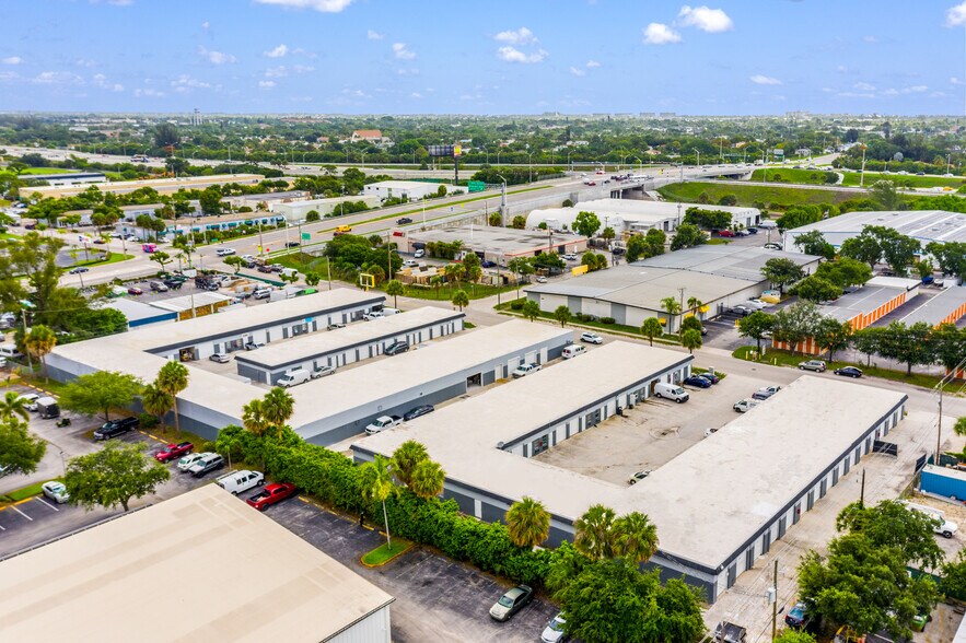 801 Barnett Dr, Lake Worth, FL à louer - Photo de l’immeuble – Image 2 sur 4