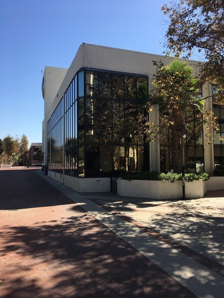 520 W Santa Ana Blvd, Santa Ana, CA à vendre - Photo de l’immeuble – Image 3 sur 13