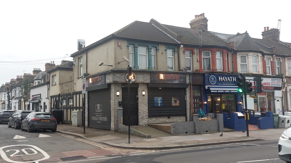252 Barking Rd, Londres à louer - Photo de l’immeuble – Image 1 sur 2