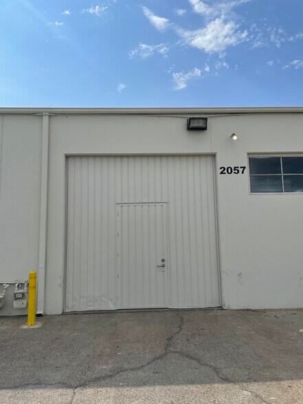 2043-2063 S Lyon St, Santa Ana, CA à louer - Photo de l’immeuble – Image 3 sur 3
