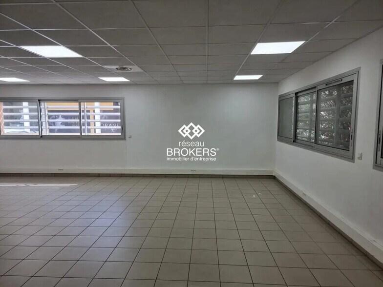Bureau dans Lunel à louer - Photo de l’immeuble – Image 1 sur 5
