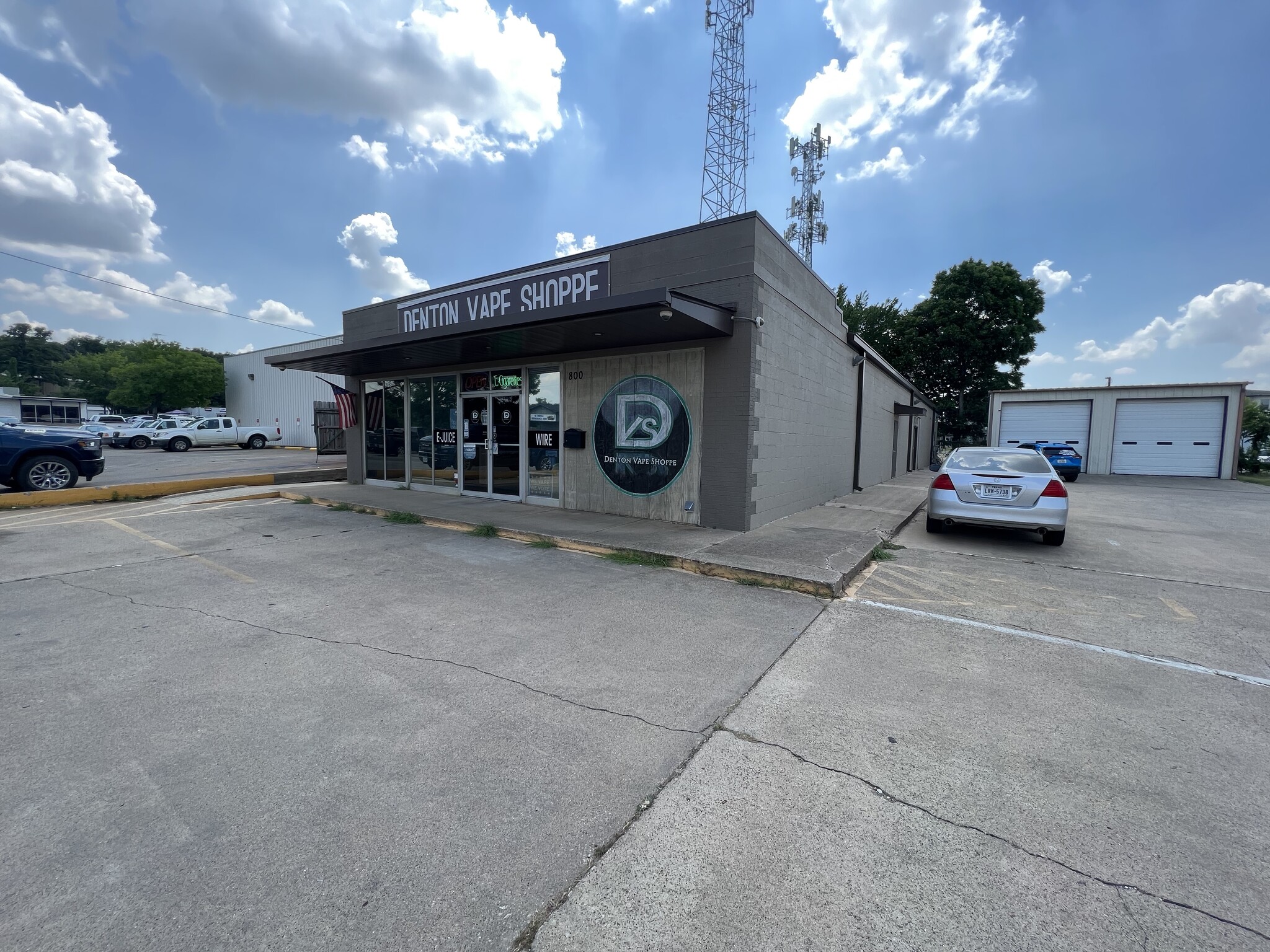800 S Locust St, Denton, TX à louer Photo de l’immeuble– Image 1 sur 7