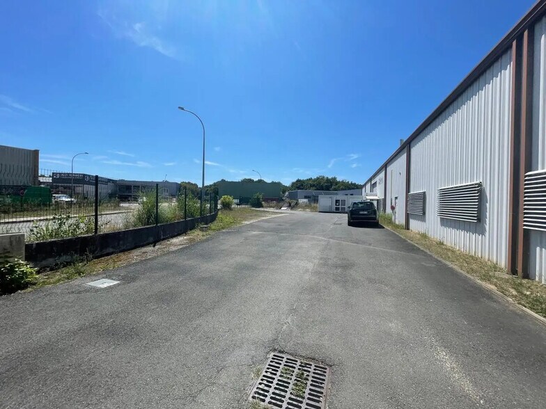 Local d’activités dans Eysines à louer - Photo de l’immeuble – Image 1 sur 23