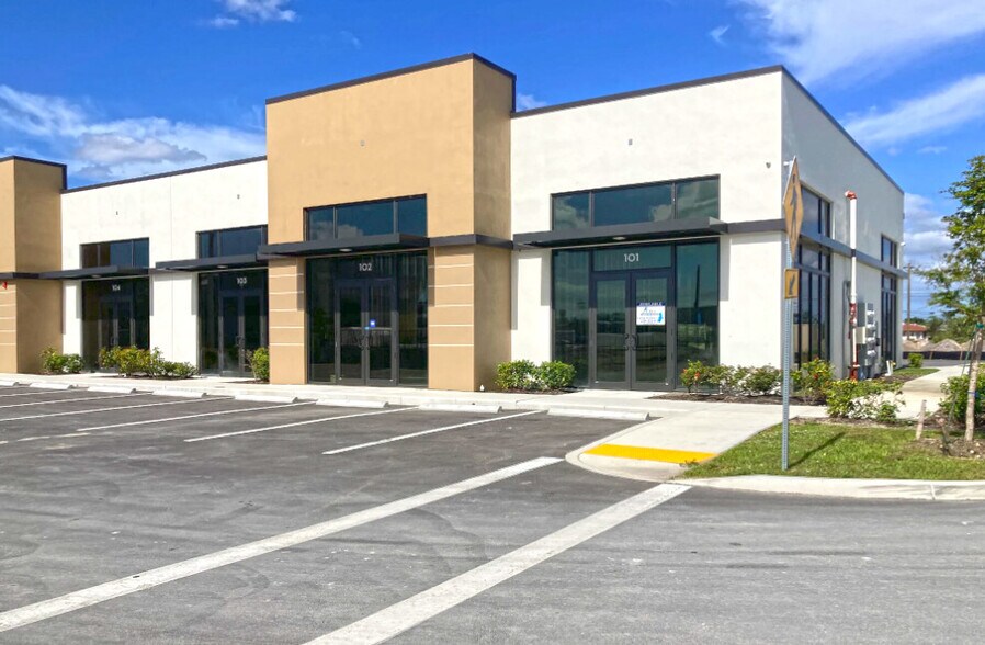 1260-1261 NE 8th St, Cape, Cape Coral, FL à louer - Photo de l’immeuble – Image 1 sur 3