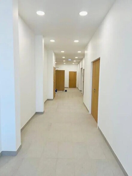 Bureau dans Plaisir à louer - Photo de l’immeuble – Image 3 sur 16