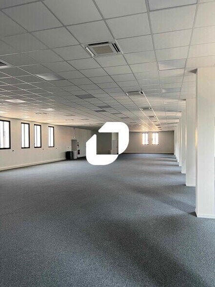 Bureau dans Argenteuil à louer - Photo de l’immeuble – Image 2 sur 14