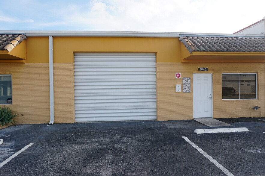 1042-1048 NE 44th St, Oakland Park, FL à louer - Photo de l’immeuble – Image 3 sur 23