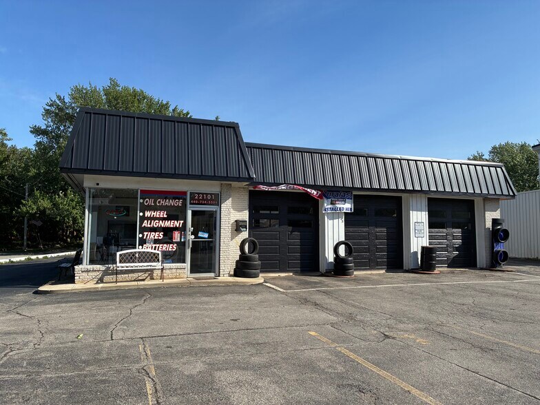 22101 Lorain Rd, Cleveland, OH à vendre - Photo de l’immeuble – Image 1 sur 9