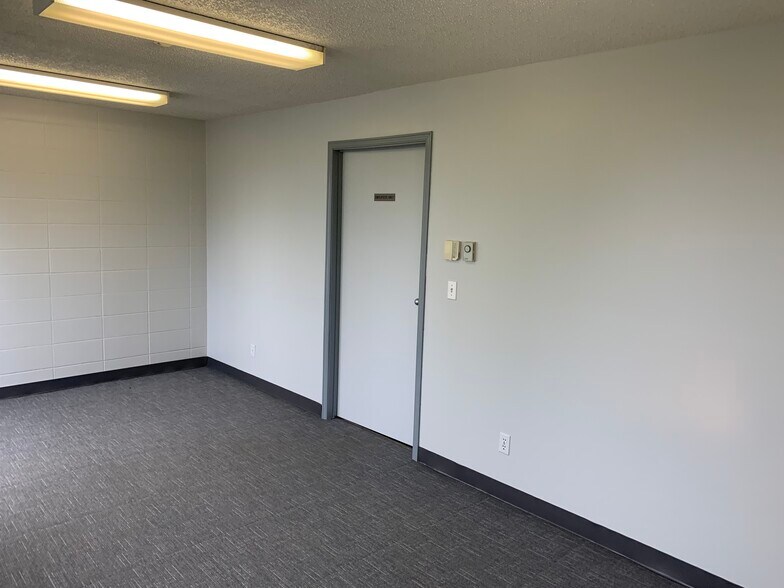 10705 205 St NW, Edmonton, AB à louer - Photo de l’immeuble – Image 3 sur 4