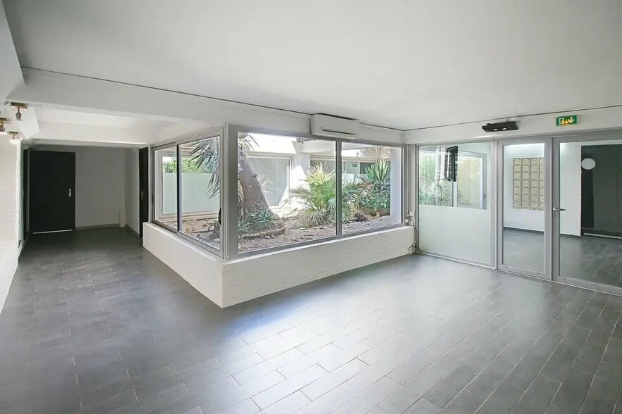 Bureau dans Saint-Raphaël à vendre - Photo de l’immeuble – Image 1 sur 12