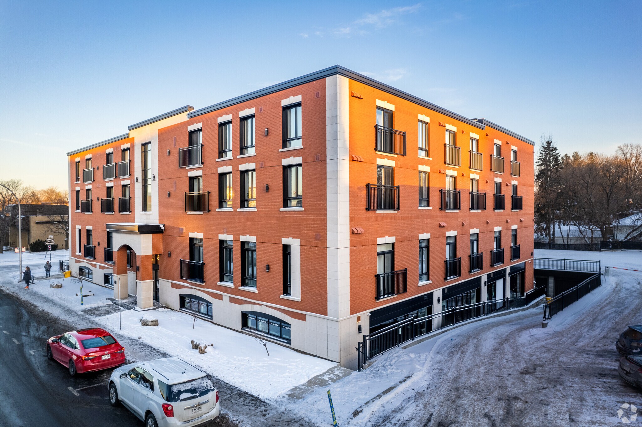 450-460 Rue Saint-Charles O, Longueuil, QC à louer Photo principale– Image 1 sur 7