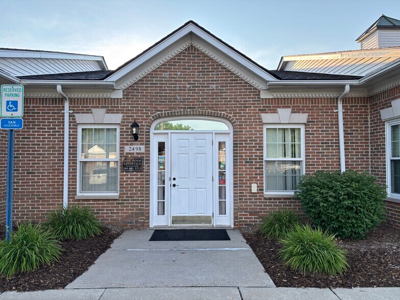 2490-2502 S Rochester Rd, Rochester Hills, MI à louer - Photo de l’immeuble – Image 3 sur 7